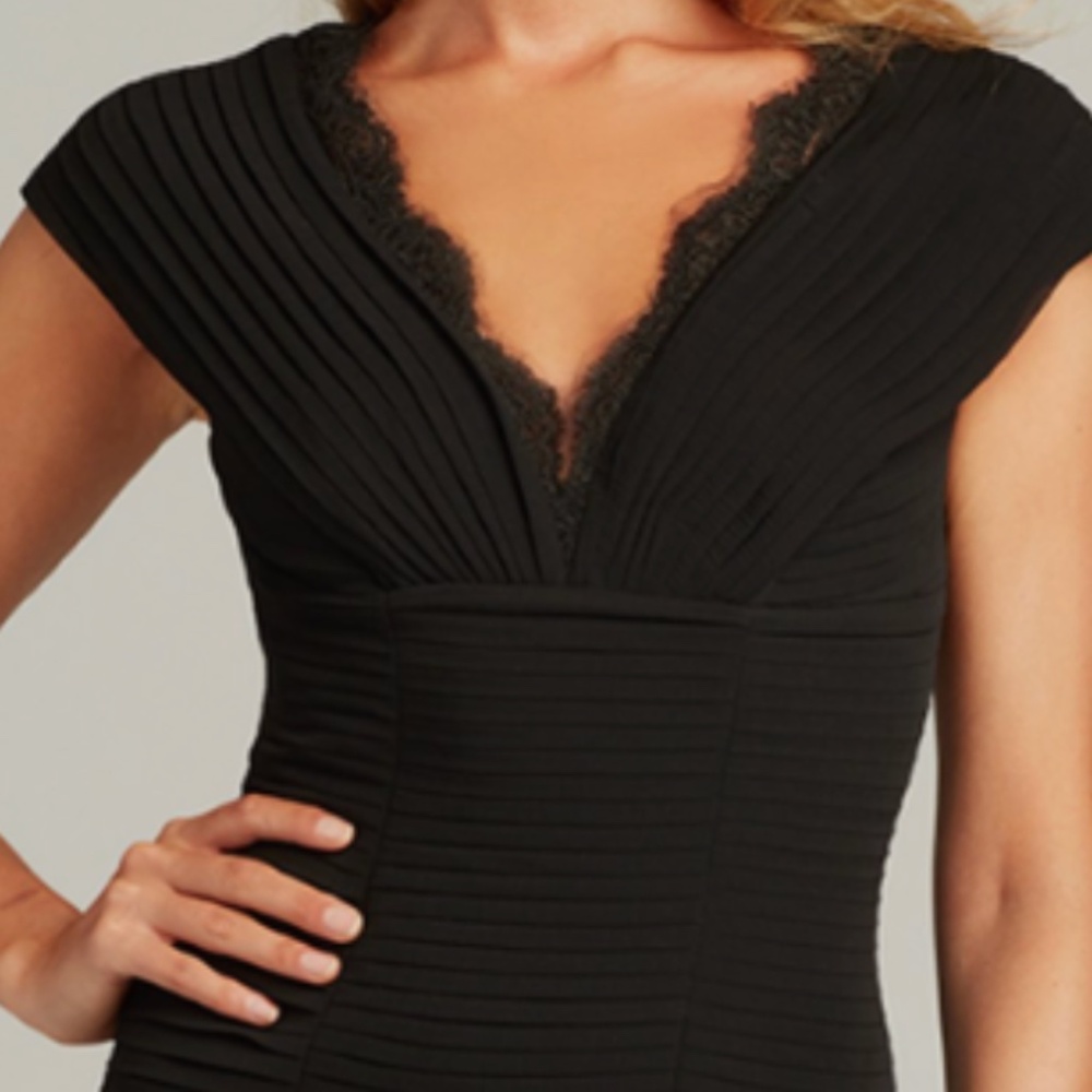 Tadashi Shoji Cap Sleeve Pleated Chiffon Dress - Picture 7 of 7